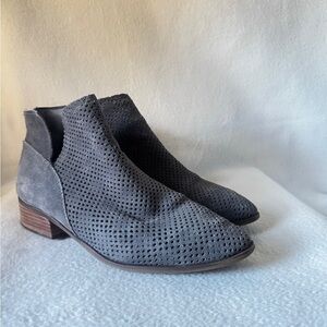 Crown Vintage Gray Suede Women’s Size 10M Ankle Boots.